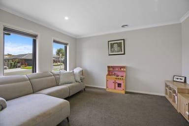 Property 24 Cinnamon Street, DROUIN VIC 3818 IMAGE 0