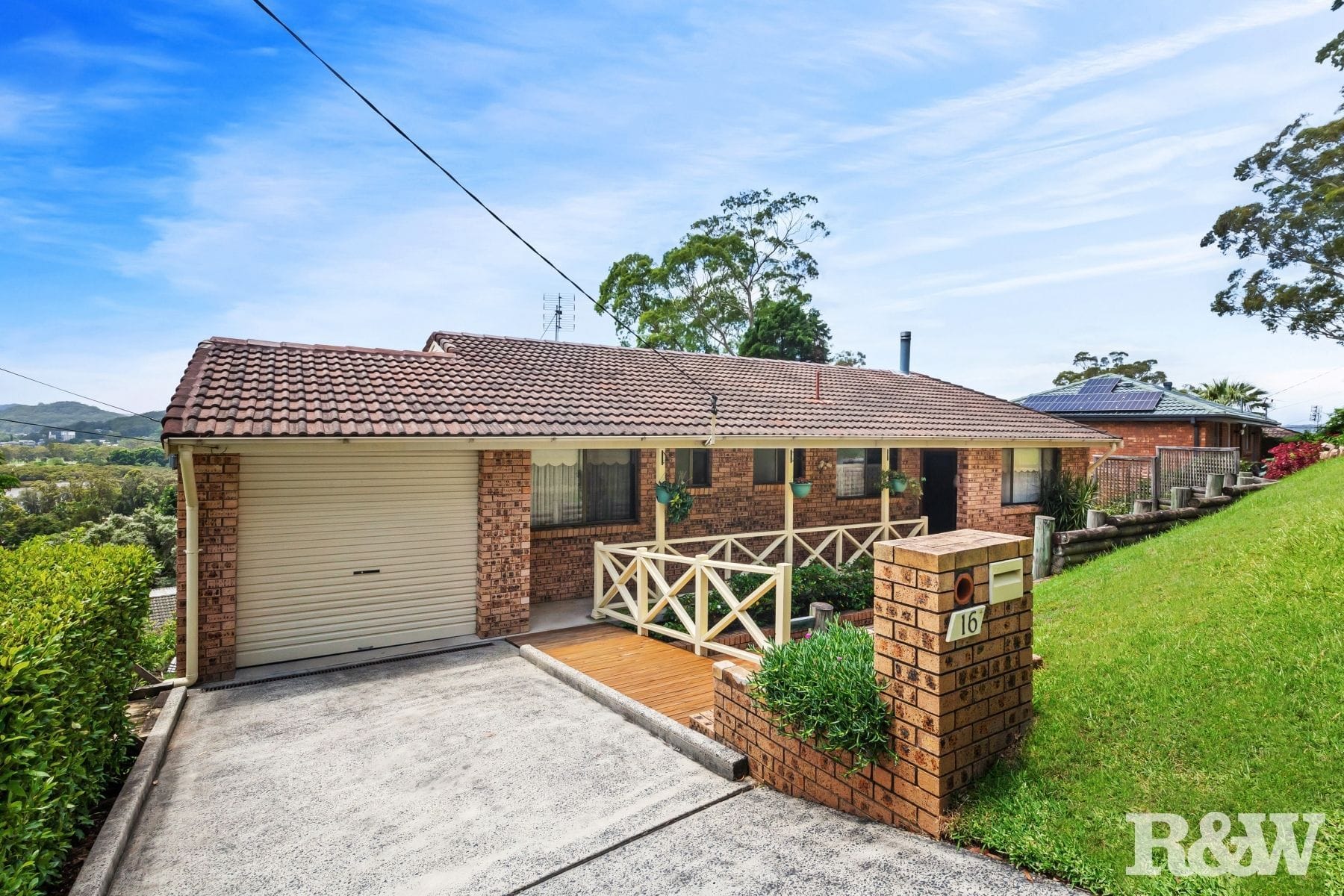Property 16 Fiona Street, Point Clare NSW 2250 main IMAGE
